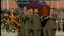 El príncipe Felipe impone la Cruz del Mérito Militar al sargento fallecido