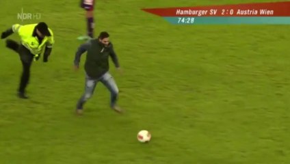 Quand un streaker dribble et ridiculise 5 stadiers !