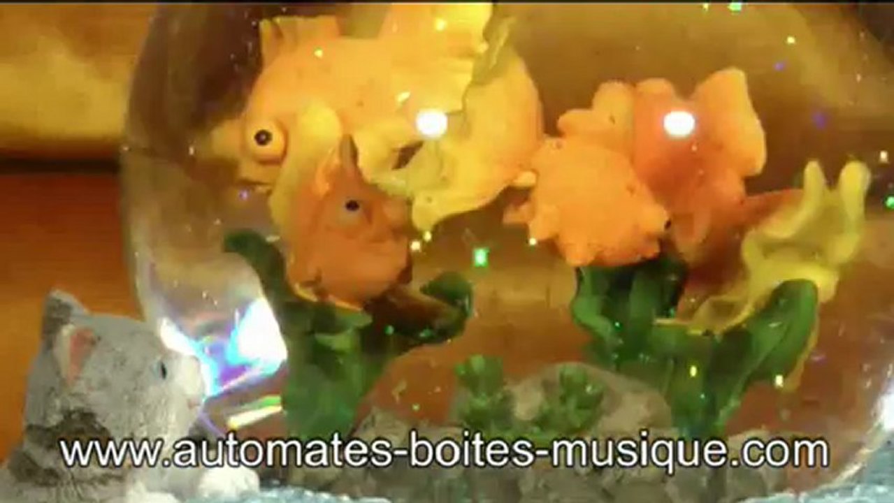 Lutèce Créations, le spécialiste des automates et des boîtes à musique, présente une boule à neige musicale Aquarium de sa collection de boules à neige lumineuses et animées.