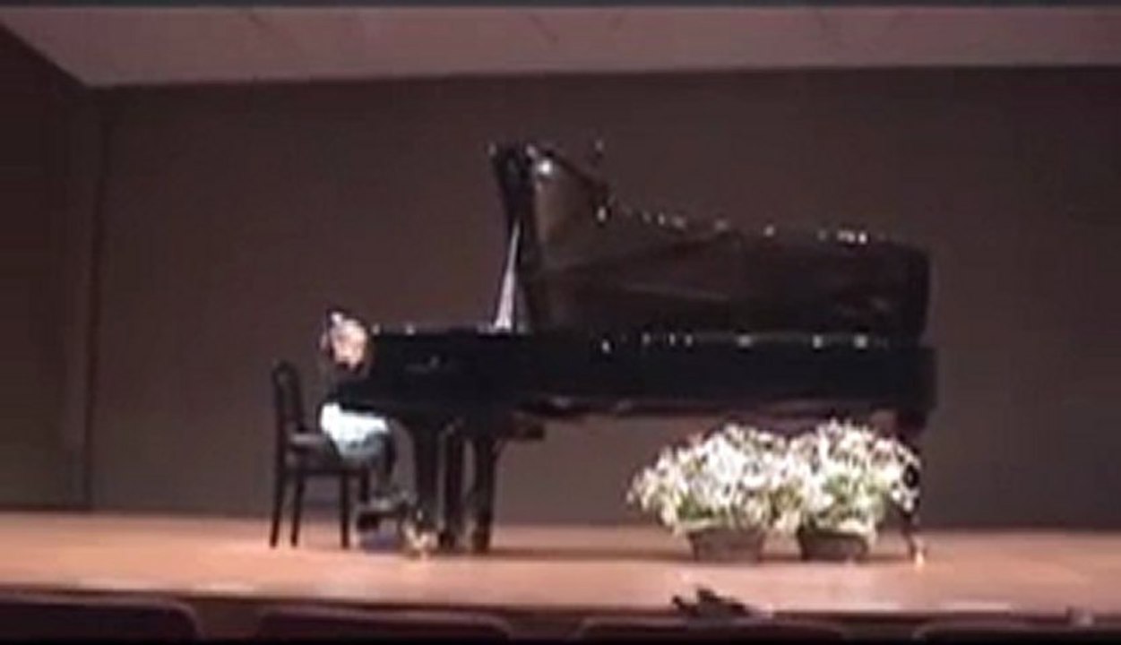 pianist (5 year old Japanese girl):Bach Gigue