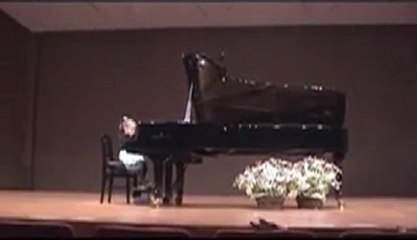 pianist (5 year old Japanese girl):Bach Gigue