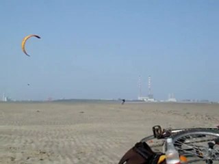Planche a Sable avec un cerf volant géant