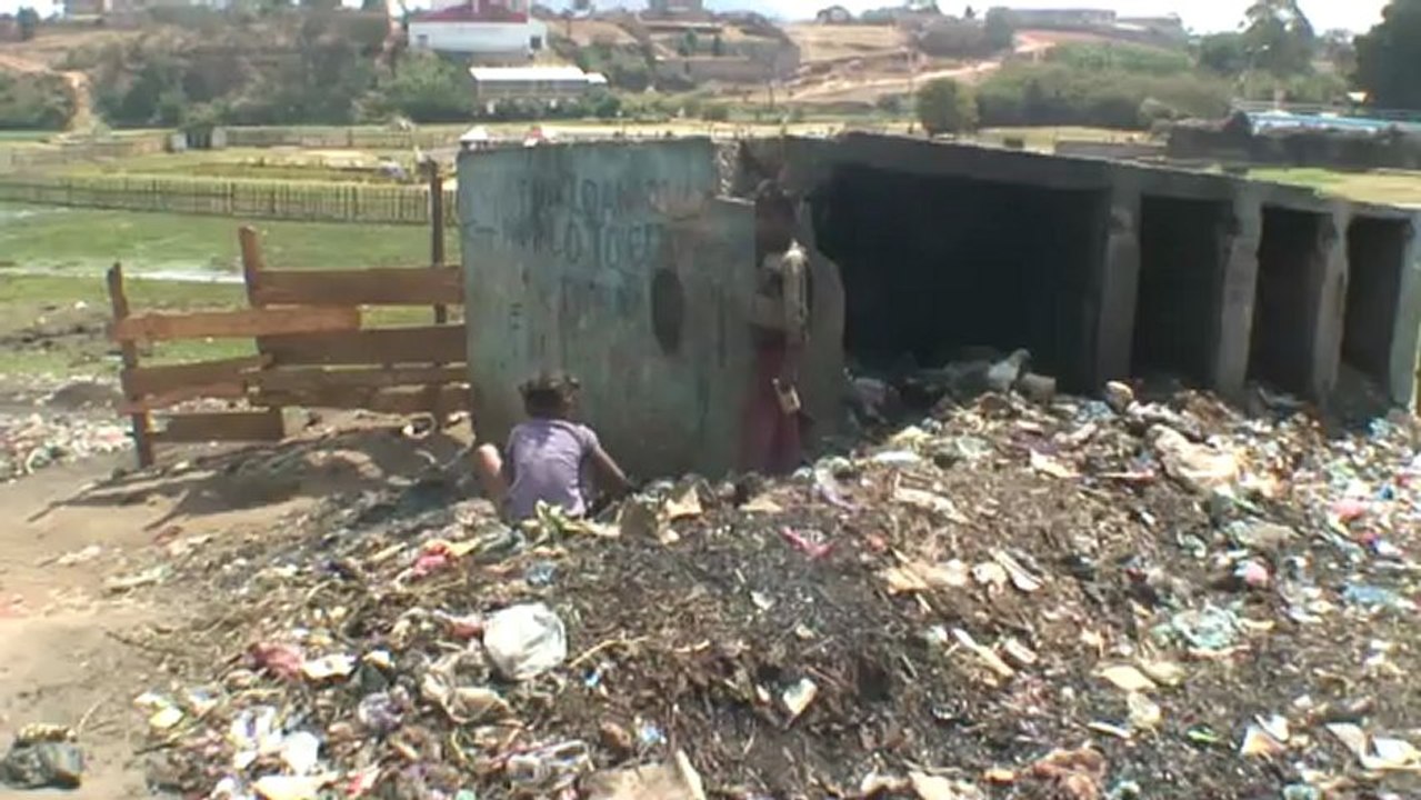 06 - Llegada a la zona pobre de Antsirabe con cliclo pousse-pousse - Viaje a Madagascar