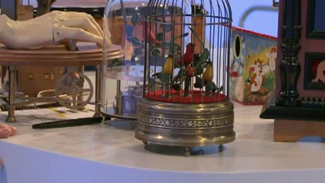 Lutèce Créations, le spécialiste des automates et des boîtes à musique, présente un échantillon de ses boîtes à musique et automates anciens ou modernes (carrousels musicaux animés, oiseaux chanteurs automates, boîtes à musique avec danseuses etc...)