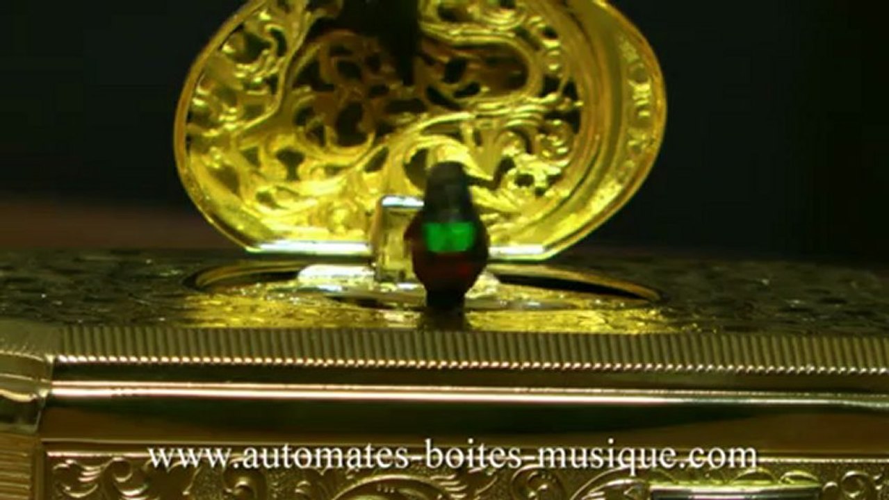 Lutèce Créations, le spécialiste des automates et des boîtes à musique, présente un oiseau chanteur automate mécanique dans une boîte de type tabatière. Fabrication allemande, boîte en métal doré.