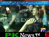 Sharjeel Memon & Pir Mazhar ul Haq Beaten by Crowd Outside Bilawal House - MUST SEE