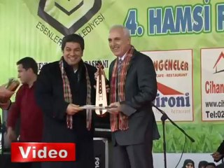 2 Rizeli Vali, İstanbul'da hamsi dağıttı-VİDEO-www.olay53.com