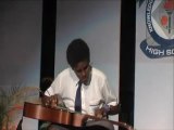 Yetenekli Lise Öğrencisi Gitar Çalıyor