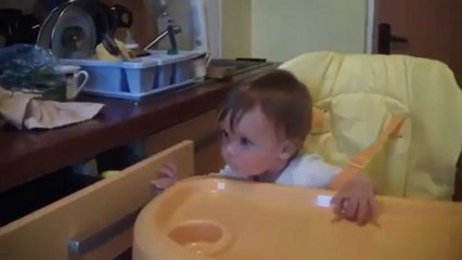 Bebê que adora brincar com lata de cerveja vira hit na web - tugalol