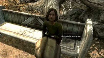 Mise en scène florale autour d’une cage à oiseaux