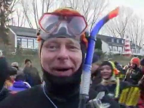 Немецкие спасатели не боятся ледяной воды