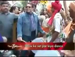 Dharmendra dances on set of a reality show.mp4