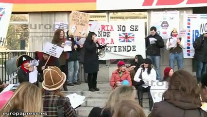 Trabajadores de Iberia protestan ante la sede