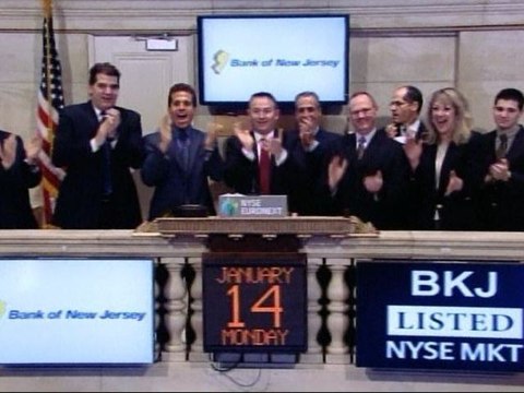 Wall Street Edges Lower At Open As Apple Drags