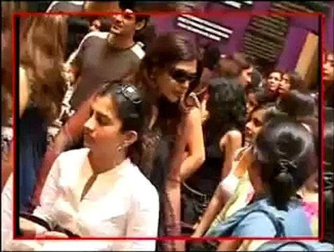 Neil Nitin Mukesh walks the ramp for Lakme Fashion Week.mp4