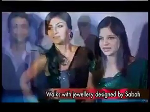 Soha Ali Khan walks the ramp for sister!.mp4
