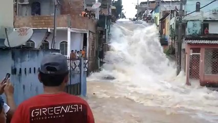 VÍDEO IMPRESSIONANTE: ADUTORA ROMPE E INUNDA BAIRRO EM MANAUS