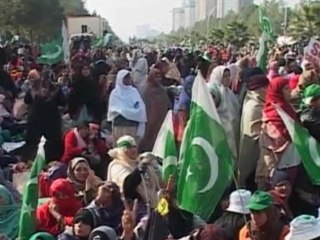 Pakistan court orders PM's arrest