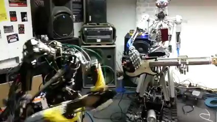 Robot Rock Grubu Ağır Metal Çalıyor
