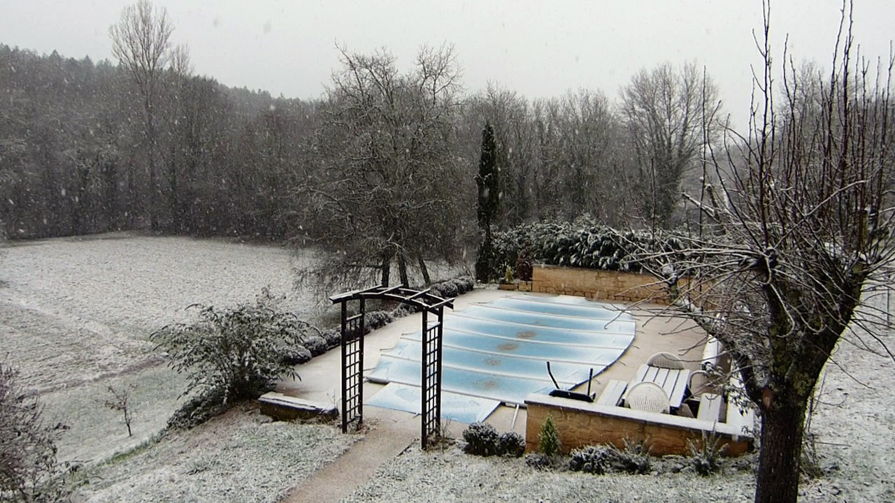 16 Janvier,la neige commence à tomber depuis 20mn à Lanquais les palmiers