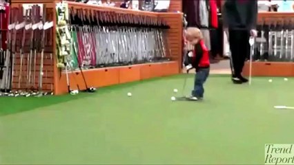 À 21 mois, il joue déjà comme Tiger Woods !