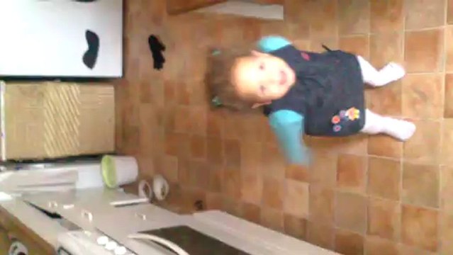 Suberbe petite fille qui danse , a mourir de rire !