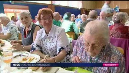 Marie Delestre Neufchâteloise de 104 Ans au Repas des Ainés 2011