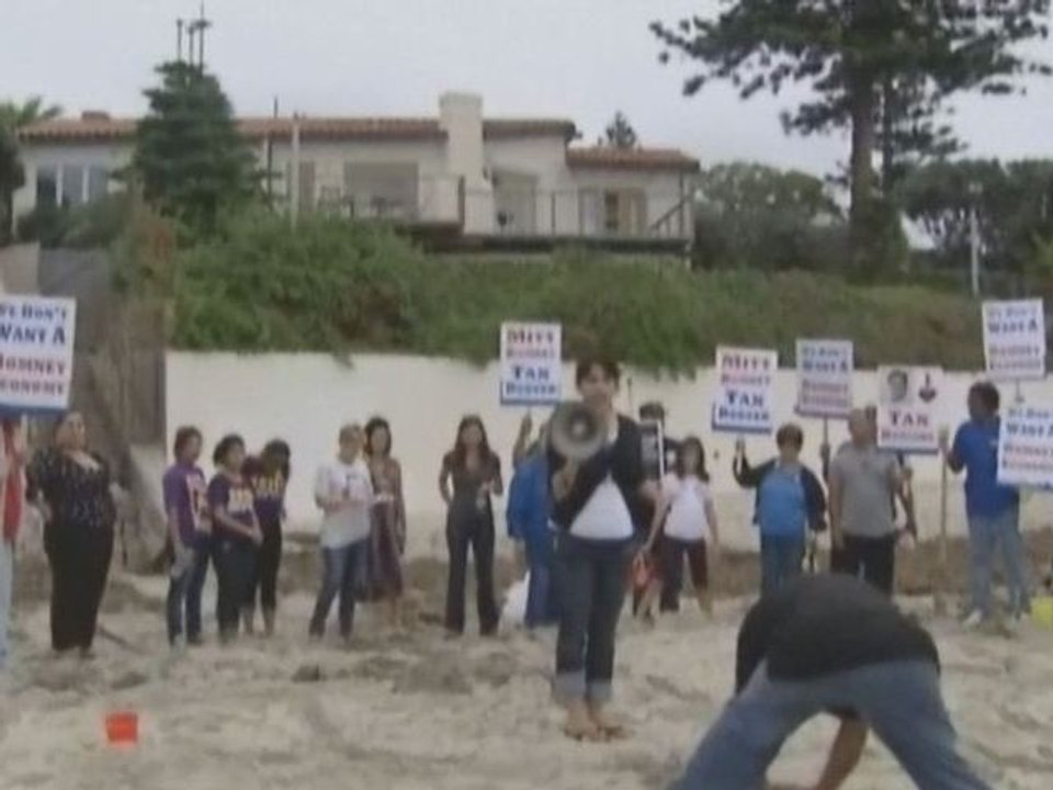 Mini-manifestation devant la maison en bord de mer de Mitt Romney