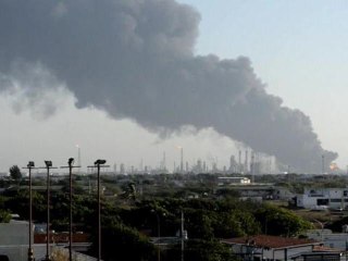 Au Vénézuela, la principale raffinerie du pays brûle toujours
