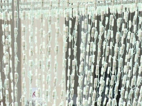 Un lustre fait de tampons hygiéniques exposé à Paris