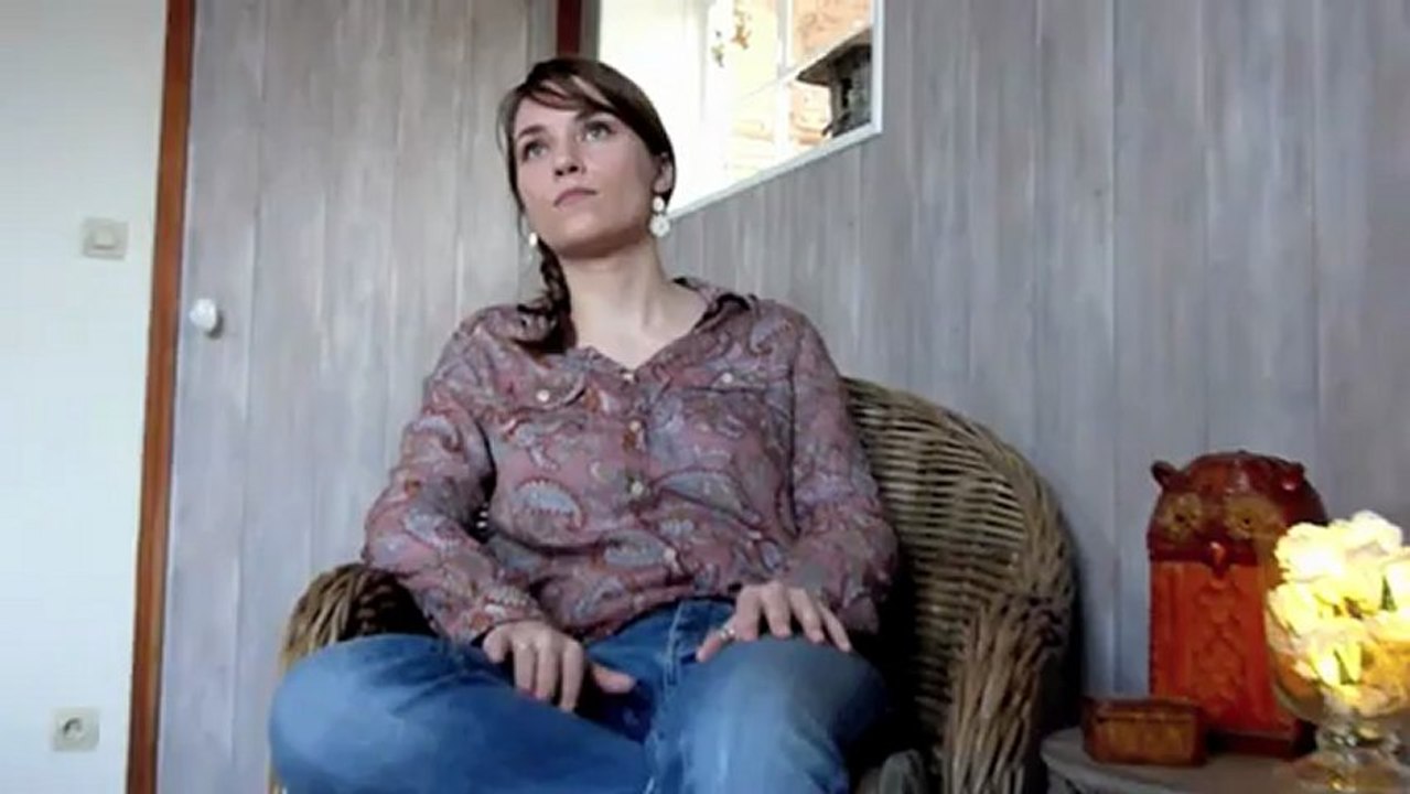 Amelie McCandless - Wooden Chair (Angus Stone cover)