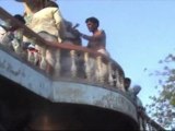 En Inde, un rituel impose de lancer des bébés depuis le toit d'un temple