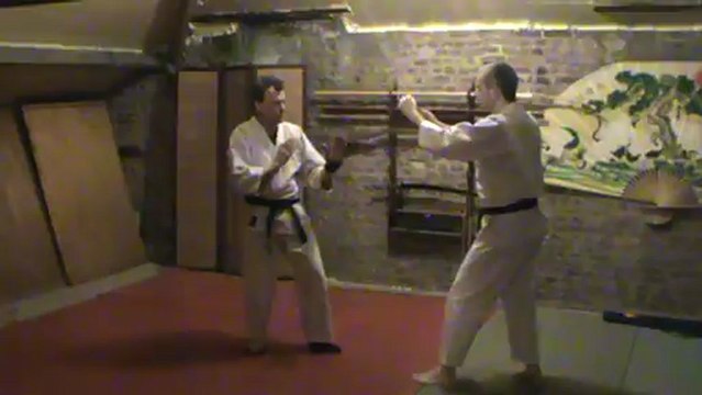 Coup de pied arrière en général : défense et poursuite