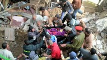 Prédio de 12 andares desaba no Egito