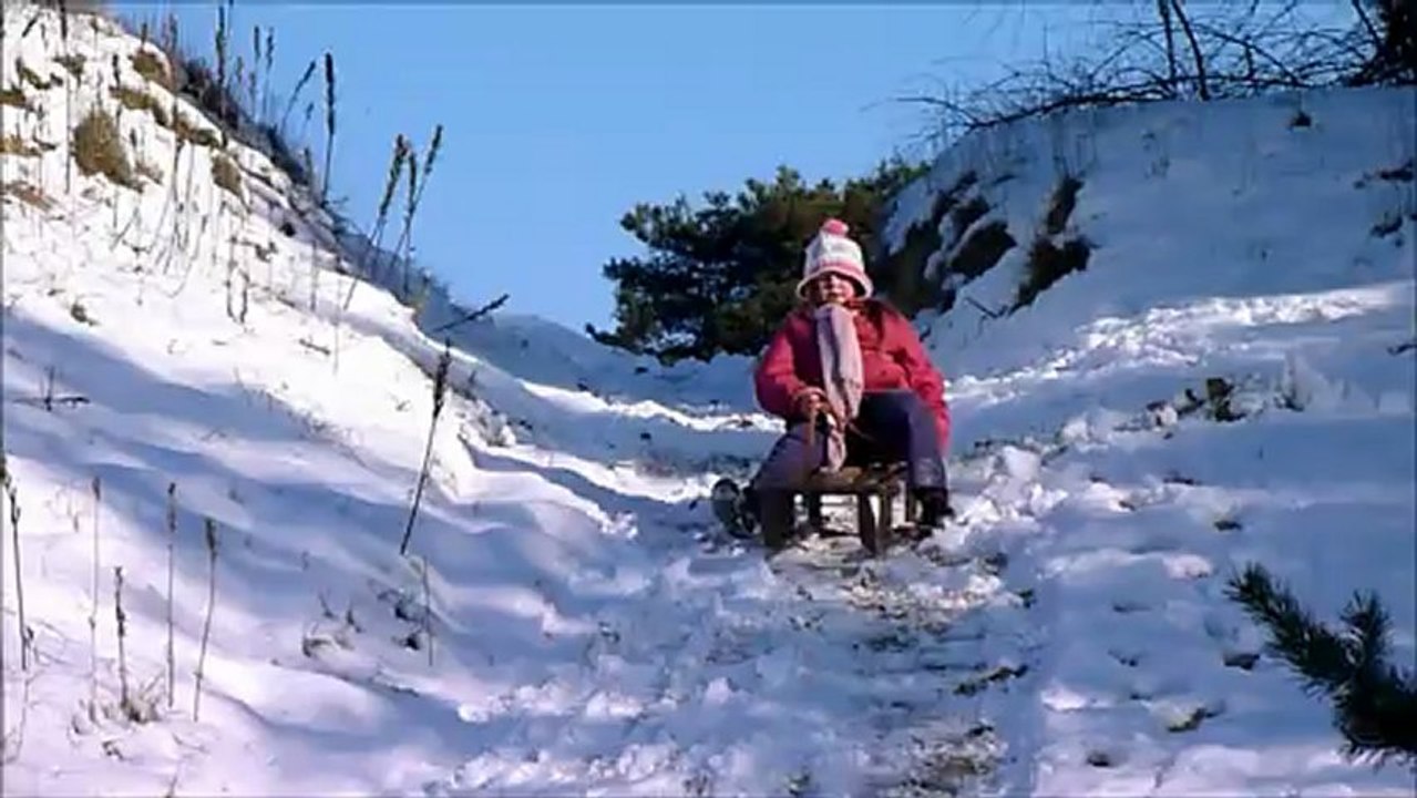 notre petite fille manon a sortie la luge