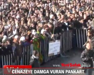 Cenazeye damga vuran pankart