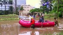 Enchente mata dois e desloca 10 mil em Jacarta
