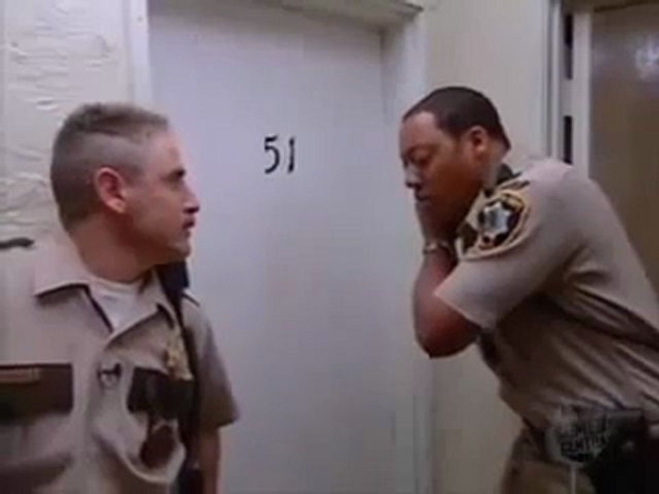 Des policiers veulent ouvrir une porte