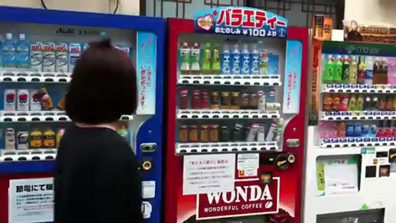 美少女中学生が販売機を壊す - YouTube