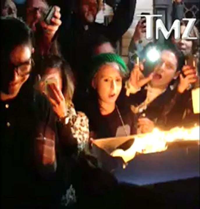 Skrillex se brûle les cheveux avec des bougies