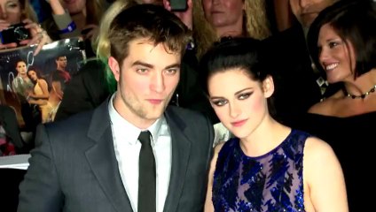 Robert Pattinson seul et avec sa guitare à l'aéroport de Melbourne