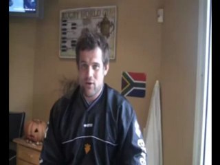 Danie Thiart envoie un message à Tewis de Bruyn