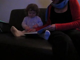 Camille lit son livre musical