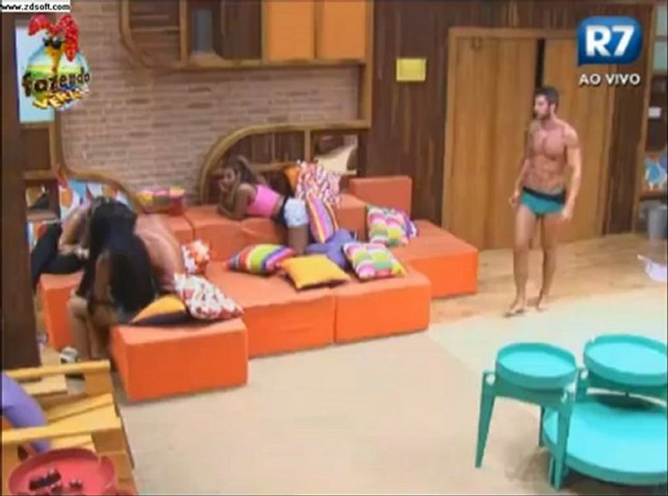 Naty: "Olha eu aqui.."