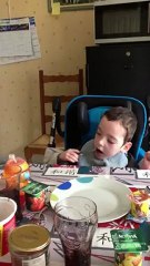 Lucas arrive à prendre sa cuillère seul et à la mettre à la bouche