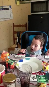 Lucas arrive à prendre sa cuillère seul et à la mettre à la bouche