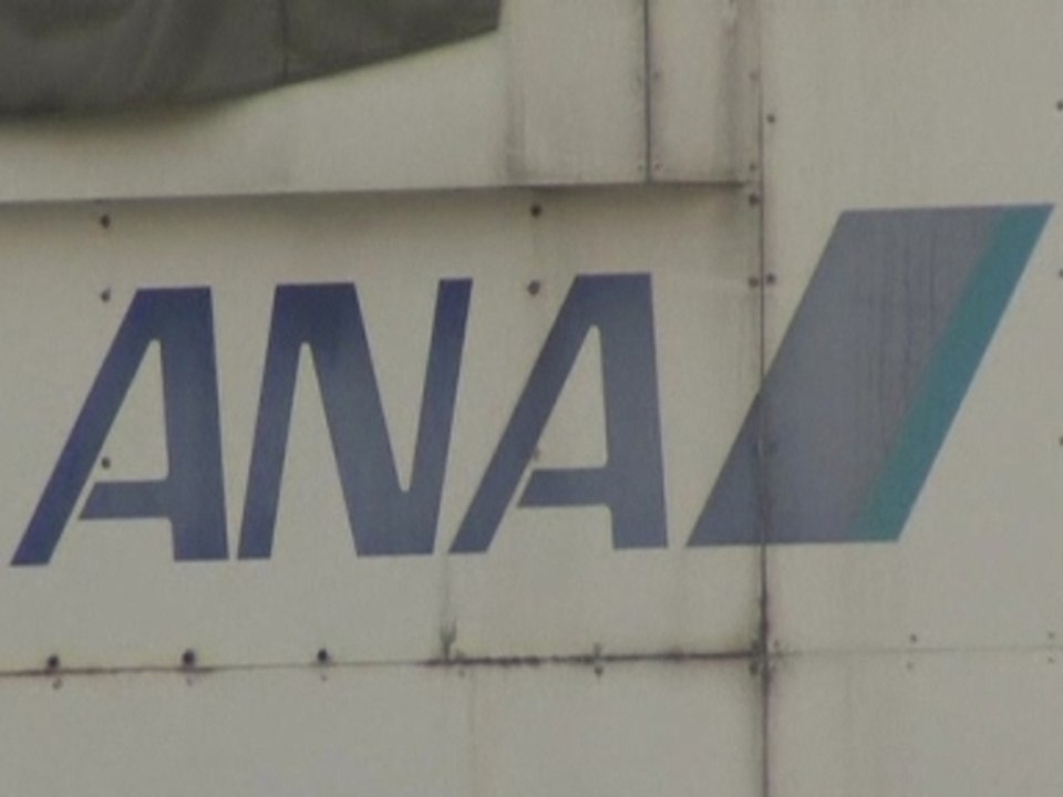 FAA officials inspect Dreamliner