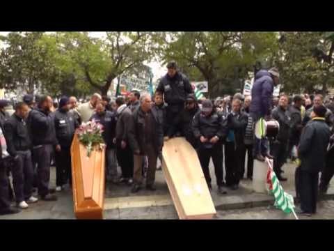 Napoli - Protesta dei lavoratori del cimitero davanti comune (16.01.13)