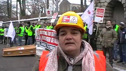 LES ARTISANS DU BATIMENT BATTENT LE PAVE