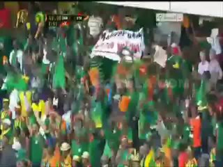 لقطة ... الجمهور يضرب اللاعبين بالفوفوزيلا